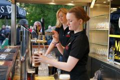 Flotte Bedienungen an der Bar