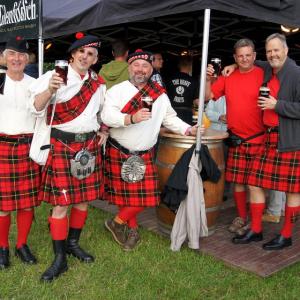 Ein Clan genießt das erste Bier
